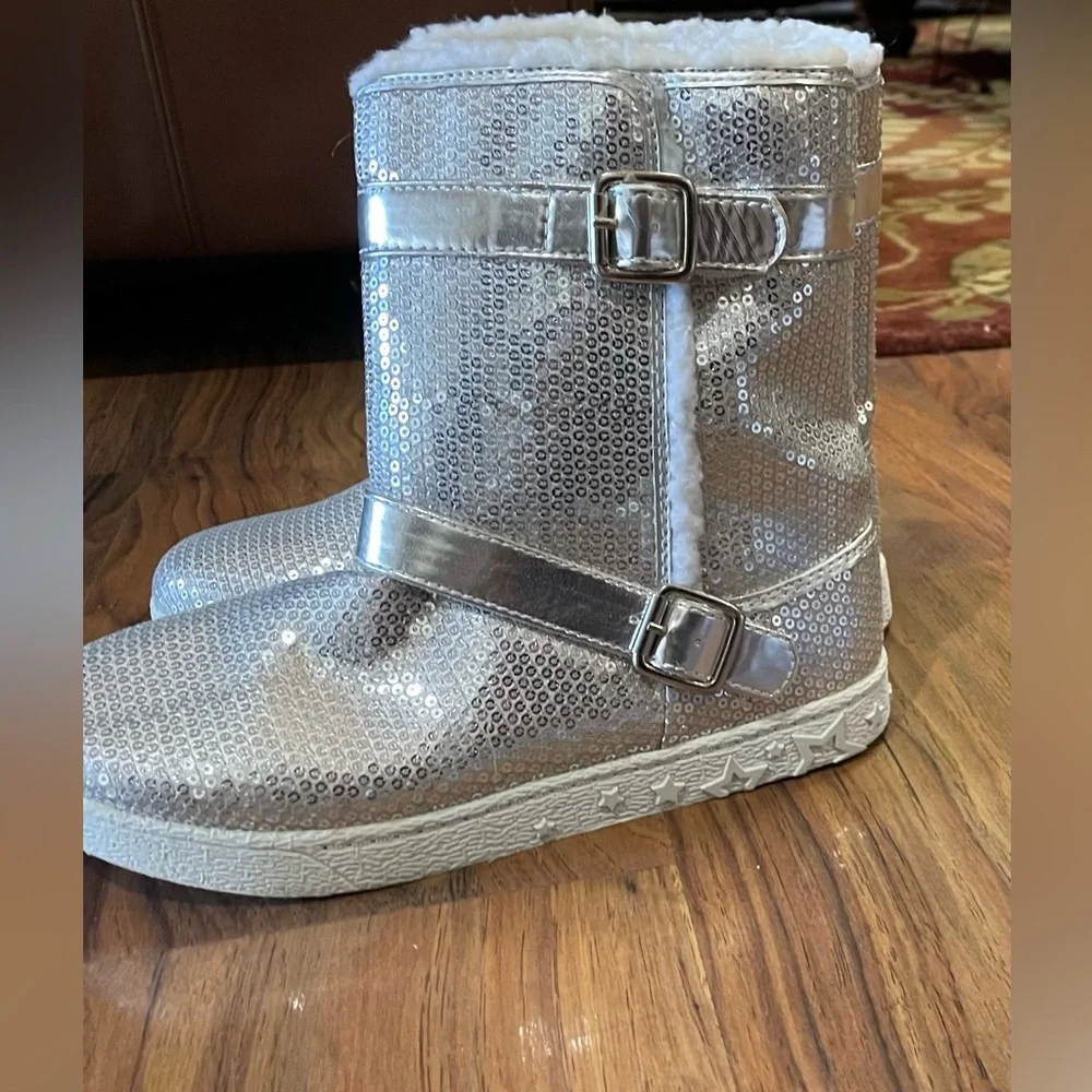 NWOT~Circo girls sequined silvery boots side buckle SZ:4 fur lined Barely Worn